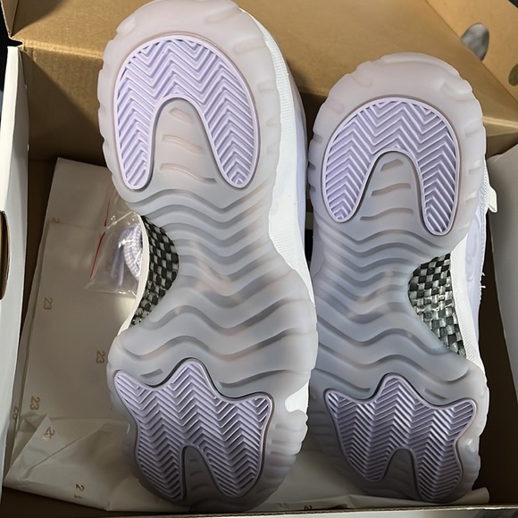 Air Jordan 11 Retro LOW Pure Violet - Picture 3 of 3